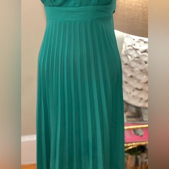 Green long gown for any special event - Picture 4 of 7